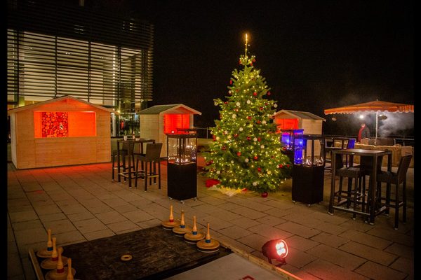Geschmückter Weihnachtsbaum im Außenbereich bei einer Firmen-Weihnachtsfeier